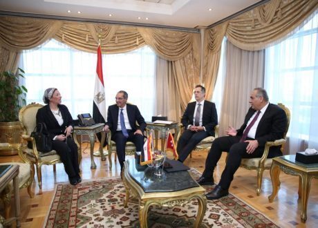 وزير الاتصالات: إطار حوكمي لمنع استيراد أجهزة المحمول رديئة الصنع الضارة بالبيئة
