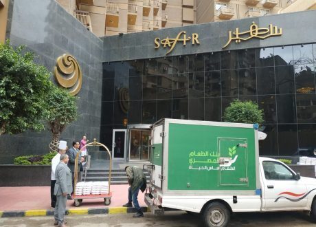 بنك الطعام المصري يقدم الوجبات الساخنة لمتضرري السيول
