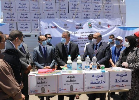 محافظ سوهاج: توزيع حقائب الحماية من كورونا على 10 آلاف أسرة بالقرى