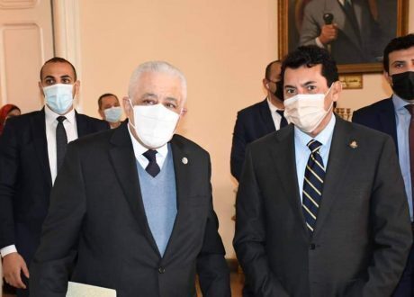 «التعليم» و«الشباب والرياضة» يبحثان إجراءات لتنفيذ «حياة كريمة»