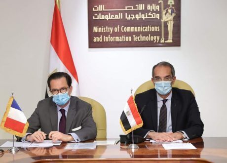 مذكرة تفاهم بين «الاتصالات» و«تاليس العالمية» لتطوير تطبيقات الذكاء الاصطناعي