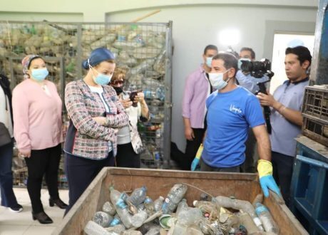 وزيرة البيئة تشهد الاحتفال بإطلاق أول قارب صديق للبيئة 