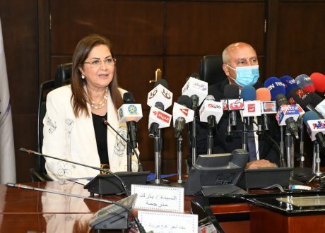 وزيرا النقل والتخطيط يشهدان توقيع مذكرة تفاهم لتوطين صناعة الوحدات المتحركة