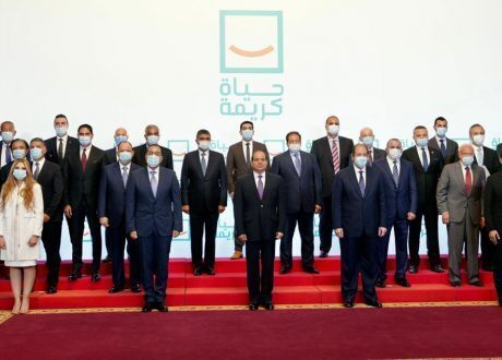 بالصور.. الرئيس السيسي يتلقي برجال الأعمال المشاركين في «حياة كريمة» قبل انطلاق المؤتمر