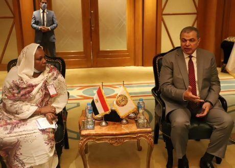 على هامش«العمل العربي».. وزير القوي العاملة يبحث مع نظريته السودانية نقل الخبرة المصرية
