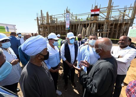وزير الإسكان ومحافظ أسوان يتابعان مشروعات حياة كريمة