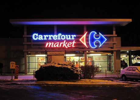 Carrefour in-store employees learning French sign language to help deaf customers
