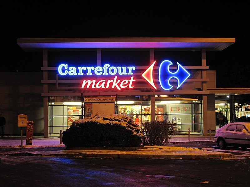 Carrefour in-store employees learning French sign language to help deaf customers