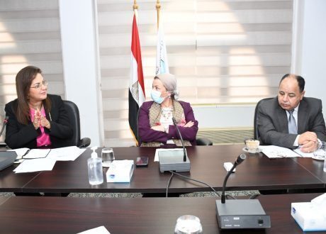 وزراء التخطيط والبيئة والمالية يجتمعون لبحث آليات التحول نحو الاقتصاد الأخضر