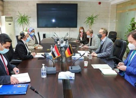 «البيئة» تتعاون مع سفير ألمانيا في مشروعات المناخ ونقل الطاقة.. تفاصيل