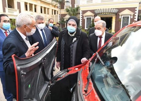 «الإنتاج الحربي» و «الصناعة» يتفقدان المركبة «صديقة للبيئة» بديلة التوكتوك