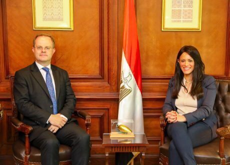 وزيرة التعاون الدولي تلتقي السفير البريطاني بالقاهرة لتعزيز العلاقات المشتركة