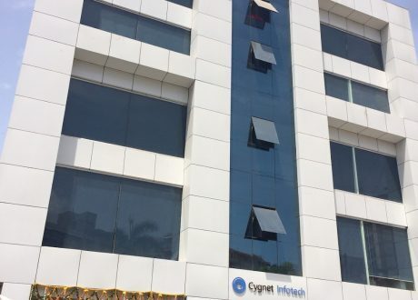 “سيجنت انفوتك” تتبرع بأجهزة كمبيوتر ولاب توب للطلاب بولاية غوجارات الهندية