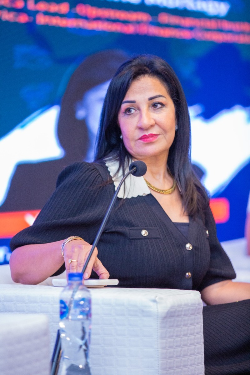 مسؤولة بالبنك التجاري الدولي تحث الشركات على الحفاظ على النمو والحد من انبعاثات الكربون