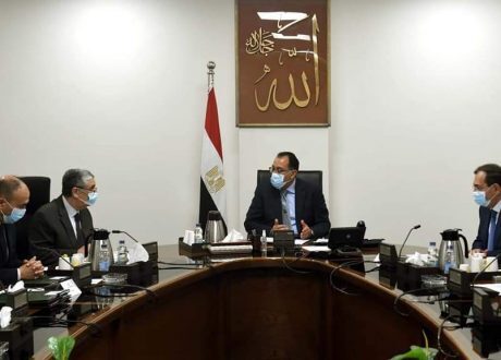 رئيس الوزراء يبحث مع وزيري الكهرباء والبترول إقامة مشروعات الهيدروجين الأخضر