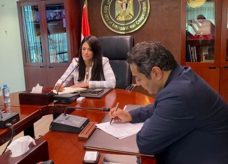 «المشاط» تبحث مع مؤسسة التمويل البريطانية تعزيز التعاون في تمويل المشروعات الخضراء