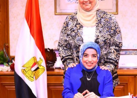احتفالاً باليوم العالمى للفتاة.. وزيرة التضامن تستقبل إحدى الفتيات لتتقلد منصبها لمدة يوم