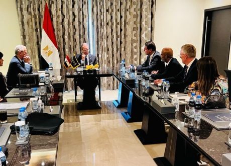 وزير الاتصالات يلتقي مسئولي شركة لينوفو العالمية لبحث فرص الاستثمار في مصر