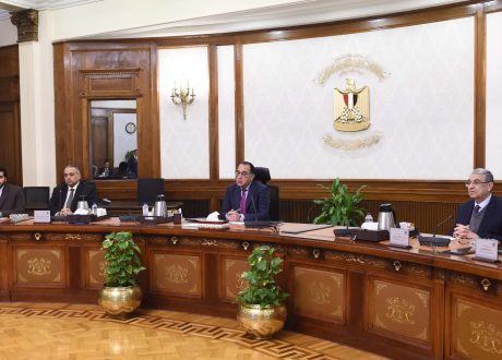 مصطفى مدبولي يبحث فرص توطين صناعة مكونات مشروعات الكهرباء