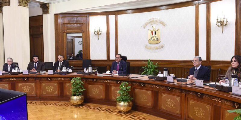 مصطفى مدبولي يبحث فرص توطين صناعة مكونات مشروعات الكهرباء