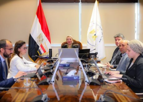 وزيرة البيئة تبحث سبل الحد من استخدام الأكياس البلاستيكية