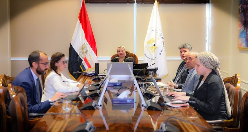 وزيرة البيئة تبحث سبل الحد من استخدام الأكياس البلاستيكية