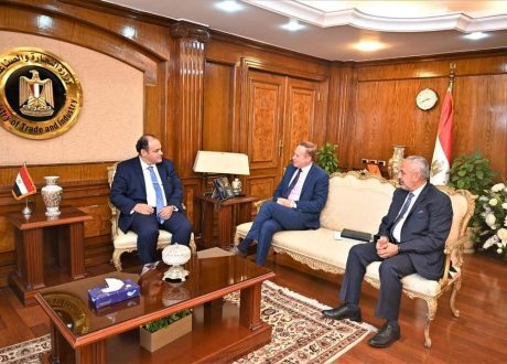 وزير التجارة يبحث مع مسؤولي شركتين سعوديتين التوسع في الاستثمار بالسوق المصري