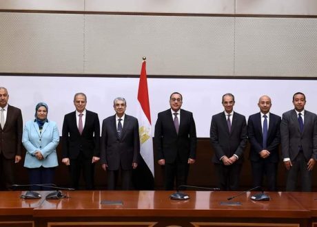 «مدبولي» يشهد توقيع عقود لتحويل الأماكن التابعة لشركات الاتصالات للعمل بالطاقة النظيفة