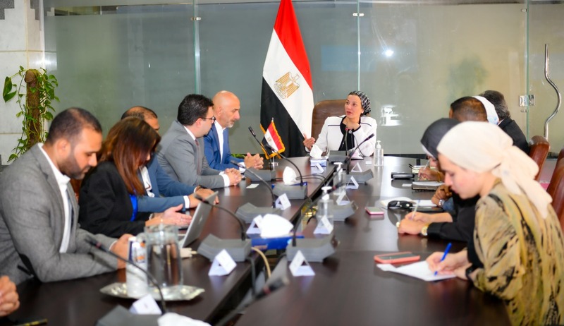 «البيئة» تبحث مع «تتراباك مصر» و «يونيبورد» التعاون المشترك لتنفيذ نظام المسؤولية الممتدة للمنتج