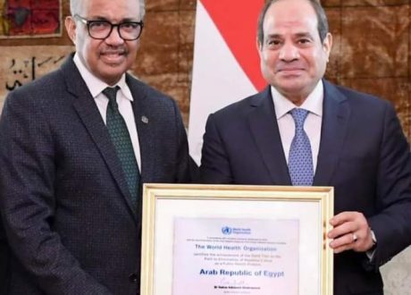 مدير الصحة العالمية يُسلم الرئيس السيسي الشهادة الذهبية للقضاء على فيروس سي