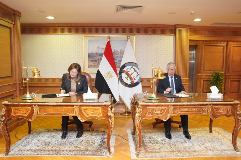 وزيرة التخطيط والنائب العام يوقعان بروتوكولًا لتشغيل 20 مركزًا متنقلًا لتقديم خدمات النيابة العامة