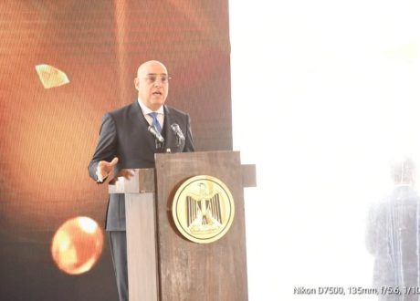 “وزير الإسكان” يتسلم المرحلة الأولى من الأبراج بمنطقة الأعمال المركزية بالعاصمة الإدارية