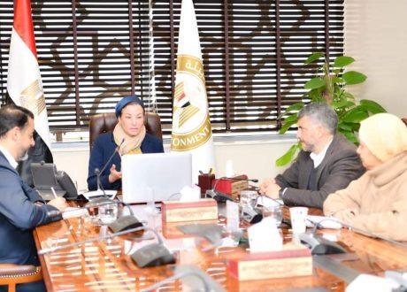 “وزيرة البيئة” تجتمع بإستشارى لجنة تقييم مشروع دمج التنوع البيولوجي بالسياحة فى مصر