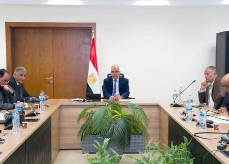 “وزير الري” يستعرض الموقف التنفيذي لأعمال تأهيل الترع بقرى حياة كريمة