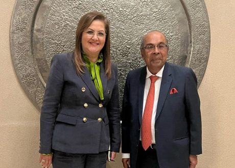 وزيرة التخطيط تبحث فرص الاستثمار مع رئيس مجلس إدارة مجموعة “هندوجا” الهندية