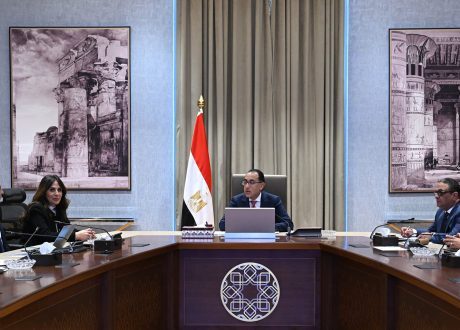 رئيس الوزراء يستعرض موقف تخصيص الأراضي لتنفيذ مشروعات الطاقة المتجددة