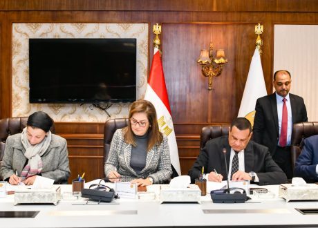 توقيع عقود تنفيذ مشروعات البنية الأساسية لمنظومة المخلفات بـ565 مليون جنيهًا