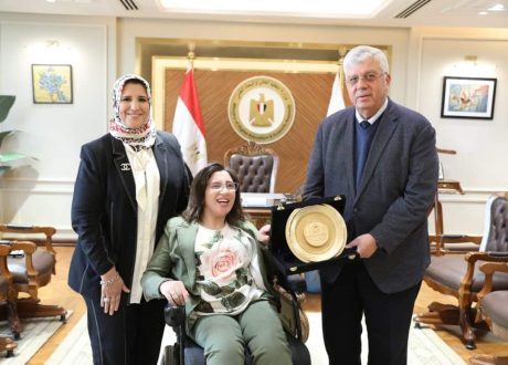 «التعليم العالي» تُكرم طالبة من ذوي القدرات الخاصة لتفوقها بكلية الآداب جامعة المنصورة