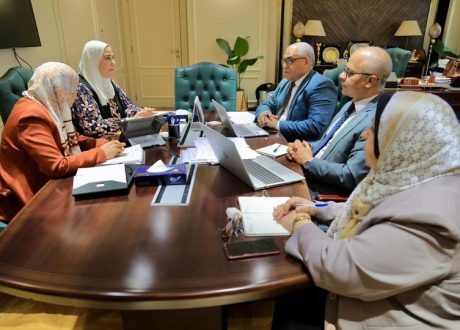 وزيرة التضامن تجتمع بقيادات الوزارة لمتابعة مشروع صكوك أضاحي الإطعام
