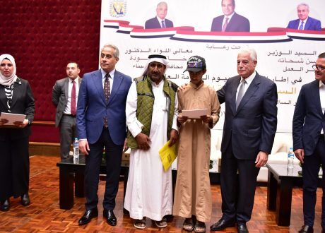 وزير العمل ومحافظ جنوب سيناء يُسلّمان عقود عمل لعدد من ذوي الهمم