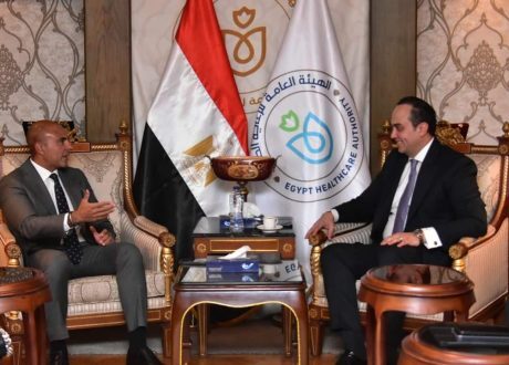 رئيس هيئة الرعاية الصحية يبحث مع رئيس أسترازينيكا مصر دعم مرضى الأورام وأصحاب الأمراض النادرة