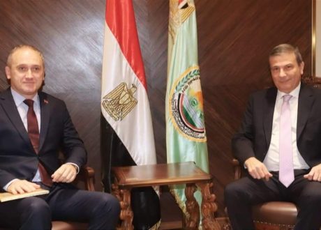 وزير الزراعة يناقش مع السفير البيلاروسي سبل التعاون في مجال الميكنة الزراعية