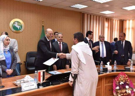 وزير العمل ومحافظ الشرقية يُسلمان عقود عمل لذوي الهمم في شركات القطاع الخاص