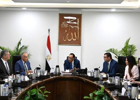 رئيس الوزراء يستعرض الحلول المقترحة لمشكلات التلوث بأحد المصارف القريبة من المنصورة الجديدة