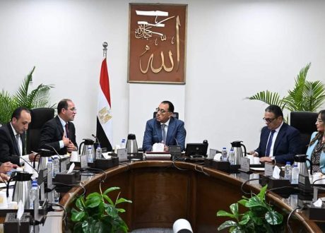 رئيس الوزراء يتابع مع «المالية» جهود خفض الدين العام واستدامة مساره النزولي