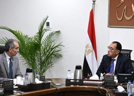 «مدبولي» يناقش مع وزير الاتصالات أوجه التعاون مع الوزارات المختلفة في «التحول الرقمي»