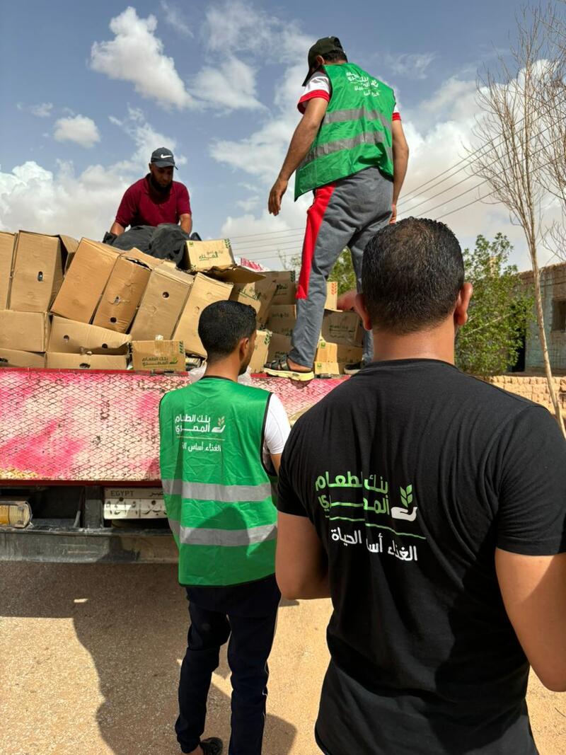 مساعدات عاجلة من «بنك الطعام» للأسر المتضررة من أمطار الوادي الجديد