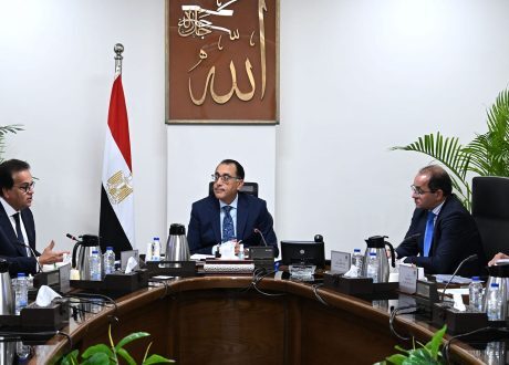 رئيس الوزراء يتابع جهود توفير الأدوية والمستلزمات الطبية ومشكلة النواقص بسوق الدواء