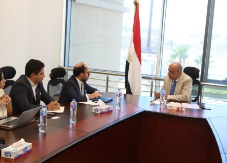 وزير الكهرباء يبحث مع وفد بنك الاستثمار الأوروبي فرص التعاون في الطاقة الجديدة