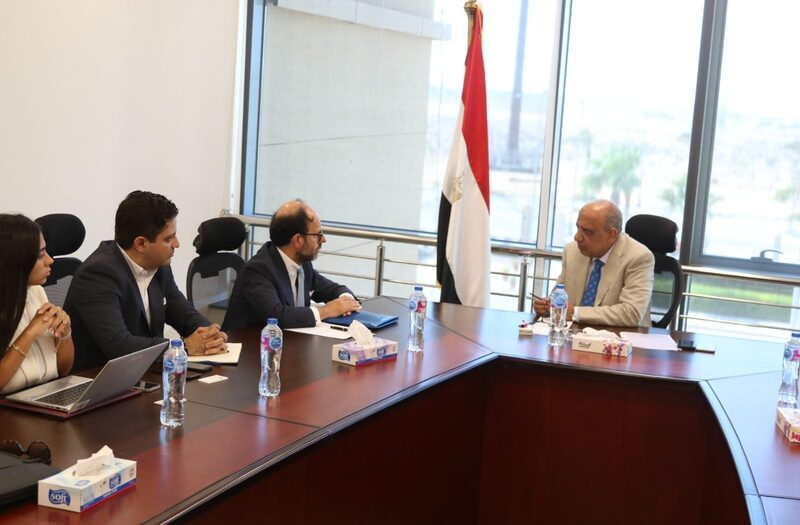 وزير الكهرباء يبحث مع وفد بنك الاستثمار الأوروبي فرص التعاون في الطاقة الجديدة